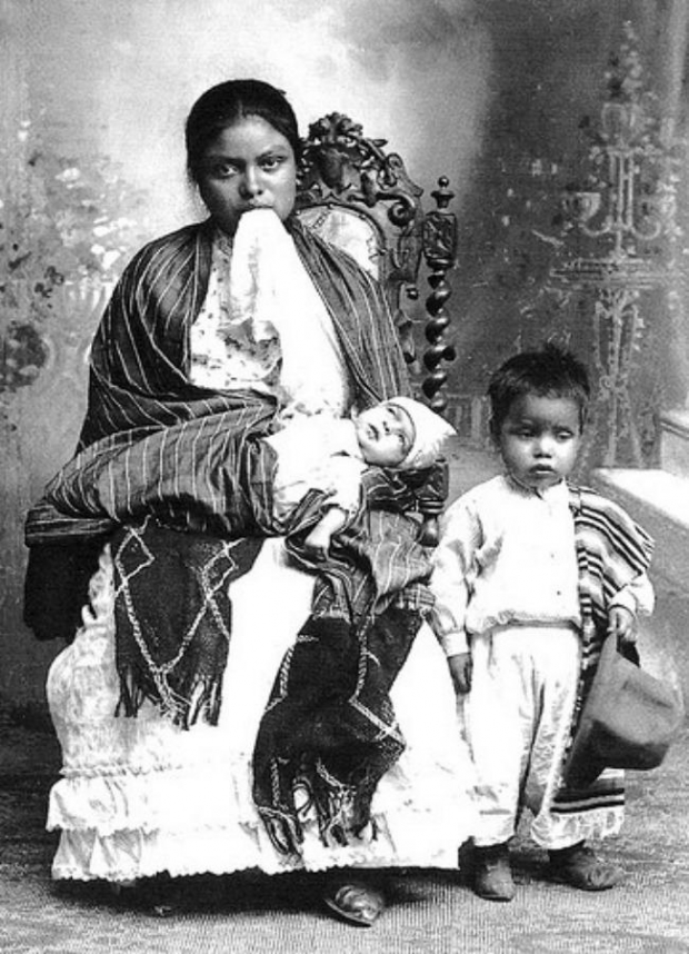 Madre con su hijo, imagen de Romualdo García Torres.
