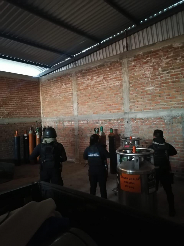 La semana pasada, la SSP de Michoacán, en coordinación con elementos de la Guardia Nacional, recuperó, en el municipio de La Piedad, 25 tanques de oxígeno medicinal con reporte de robo, hechos en los que el personal fue agredido con disparos de arma de fuego.