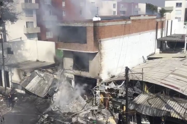 La explosión también alcanzó a tres viviendas y puestos comerciales.
