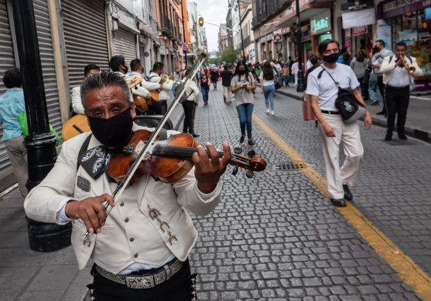 Un violinista toca en las calles del Centro Histórico, azotadas por el COVID