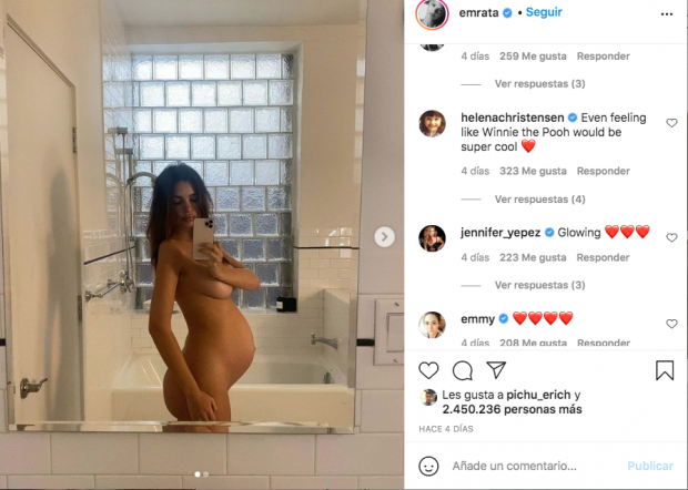 Emily Ratajkowski publicó hace cuatro días en una selfie para presumir su embarazo.