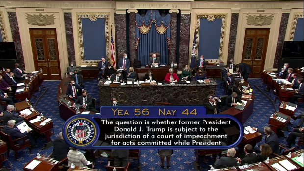 El Senado de Estados Unidos vota para dar constitucionalidad al impeachment a Donald Trump.