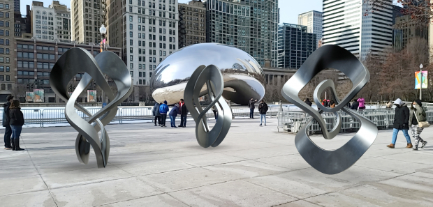 Esculturas de la serie Opus, junto a la obra The Bean, en  Chicago.