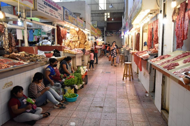 Locatarios del mercado Baltazar Leyva, en Chilpancingo, referían a finales de enero una baja de 80% en sus ventas. Diferentes productos de la canasta básica, como la carne de pollo y res, frijol, arroz y sopa han tenido importantes incrementos.