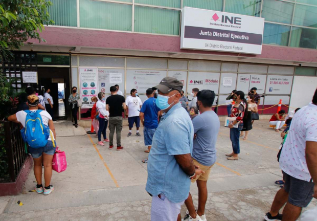 Módulos del INE lucieron abarrotados por personas que buscaban tramitar su credencial de elector en Cancún..