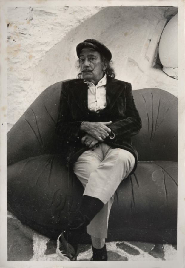 Segunda fotografía de Salvador Dalí en el sofá Labios que sale a puja.