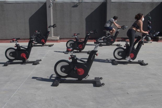 El gimnasio Smartfit Félix Cuevas reanudó sus actividades al aire libre en el estacionamiento del establecimiento para evitar contagios de Covid-19 entre los usuarios.