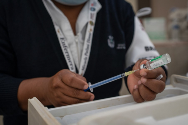La vacuna de Oxford-AstraZeneca puede ser utilizada en mayores de 65 años y se prevé efectiva para prevenir casos graves de otras variantes, como la cepa sudafricana, expresó un panel de la Organización Mundial de la Salud (OMS).