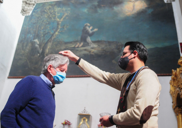 La Arquidiócesis de México optó por recomendar a los padres de cada recinto religioso, regar el polvo sobre la cabeza de los católicos, para cumplir con el Miércoles de Ceniza. 