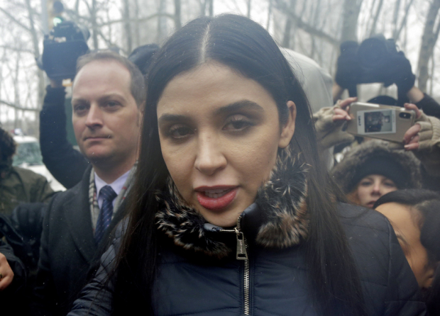 La exreina de belleza a su salida de la Corte Federal en Nueva York, en febrero de 2019, durante el juicio a su esposo Joaquín Guzmán Loera. Ayer, Coronel Aispuro fue detenida en Estados Unidos acusada de cargos para traficar drogas a ese país.