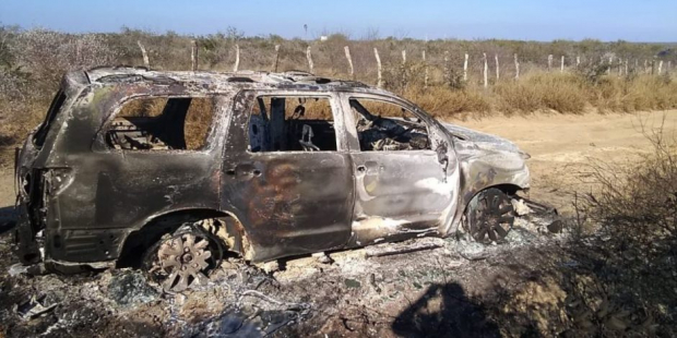 Las autoridades de Tamaulipas recibieron reportes sobre dos camionetas abandonadas e incendiadas en el municipio de Camargo.