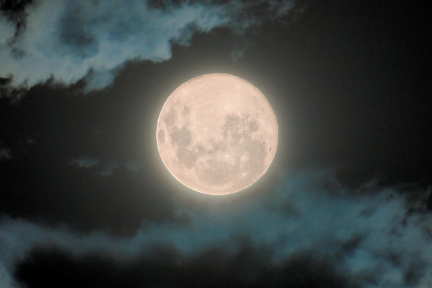 La Luna Llena ocurre cuando el satélite es de 180° y la iluminación es del 100 por ciento.