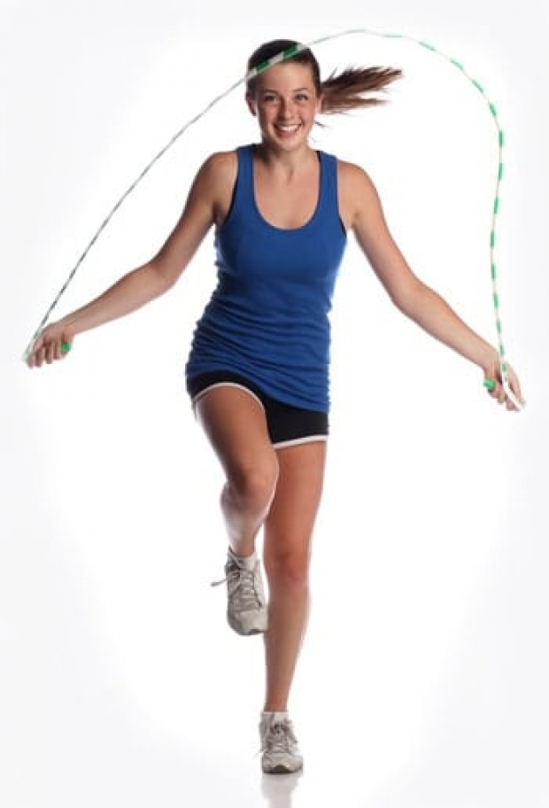 Saltar la cuerda es un ejercicio que ayuda a perder calorías