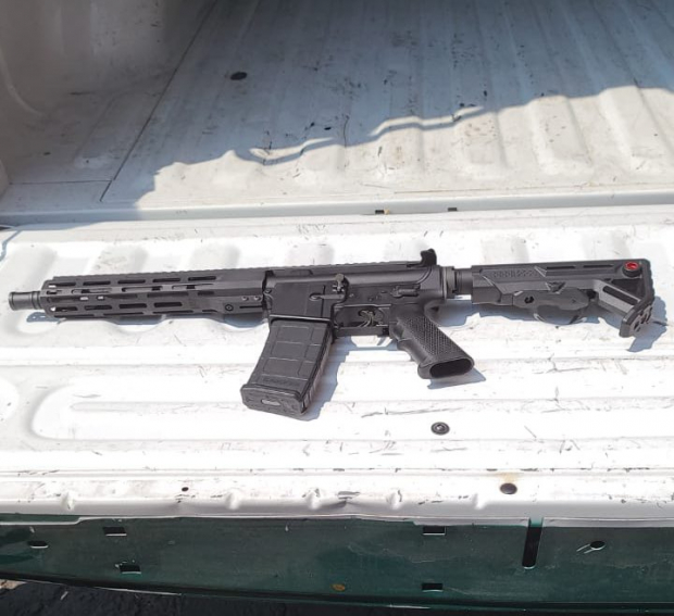 Arma confiscada al detenido, con características de un rifle AR-15
