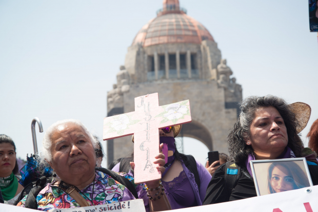 Mujeres se manifiestan durante la marcha del 8M de 2020.