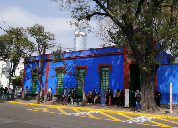 Las filas para entrar al Museo Frida Kahlo llegaban hasta la esquina del edificio