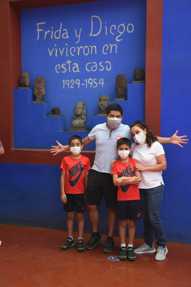 Isaac, María y sus hijos vinieron a la Casa Azul desde Puebla