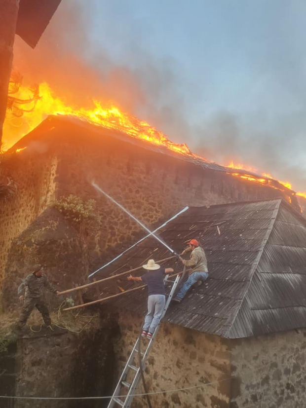 Pobladores de Nurio, Michoacán, intentaron apagar el fuego