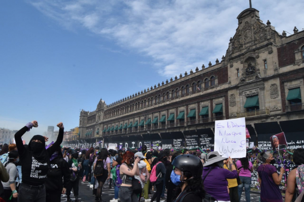 Por dos horas, feministas y policías se han enfrentado en las vallas del Palacio Nacional.