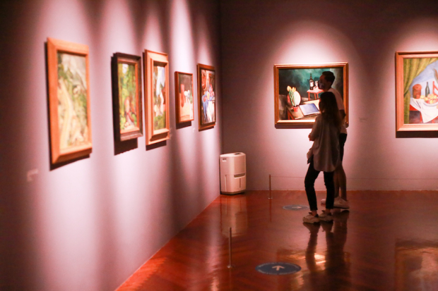 Una pareja aprovechó para admirar la muestra dedicada a Modigliani.