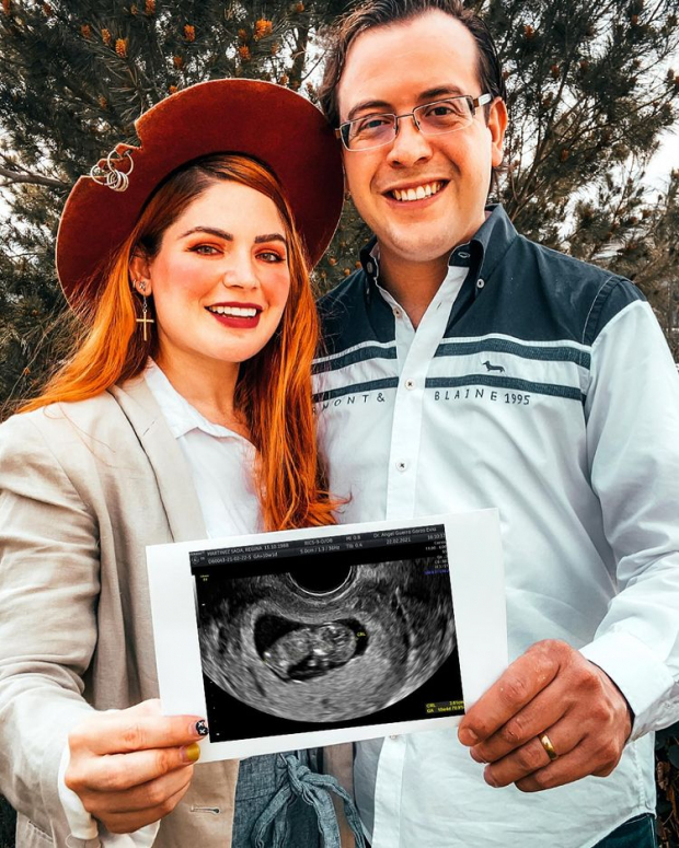 Regina Carrot y su esposo, al anunciar su embarazo