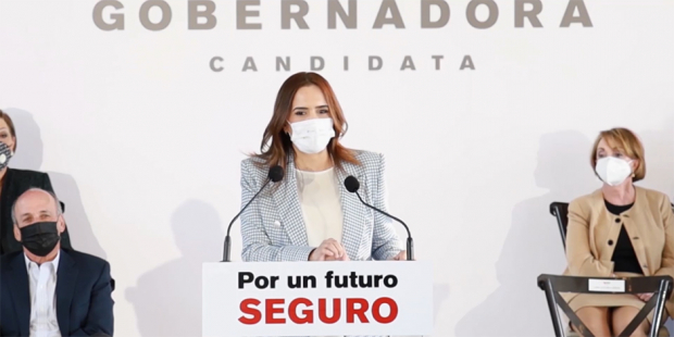 Clara Luz Flores, candidata de la coalición Morena, PT, Verde y Nueva Alianza a la gubernatura de Nuevo León.