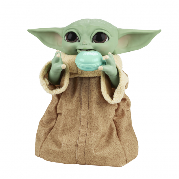 La figura de Baby Yoda mientras come