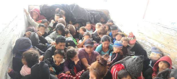 Los 61 migrantes estaban hacinados y presentaban deshidratación. Fueron rescatados por la Guardia Nacional en Nuevo León