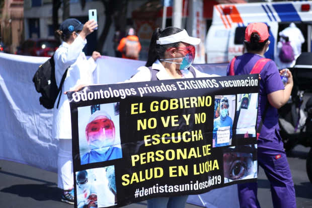 Los trabajadores de Salud portan carteles donde se leen sus demandas.