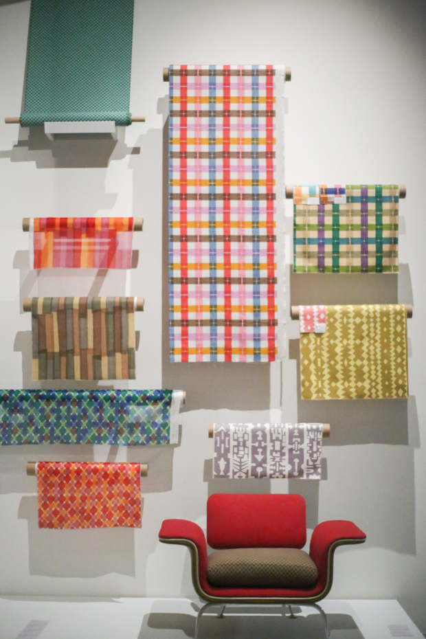 Textiles y una silla diseñados por el neoyorquino.