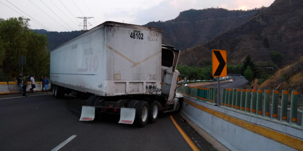 Usuarios de redes sociales compartieron imágenes del tráiler accidentado, en las que se ve al vehículo pesado cruzado sobre la autopista.