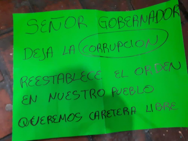 Esto decían las cartulinas de los manifestantes de Aguilita que provocaron la reacción agresiva del gobernador de Michoacán