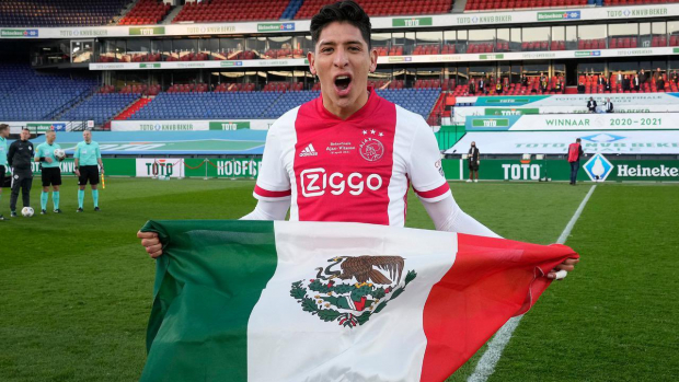 Edson Álvarez ganó su primer torneo internacional con el Ajax.