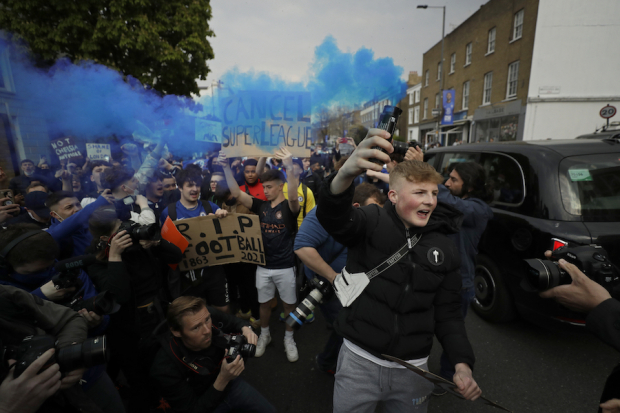 Aficionados del Chelsea protestan a las afueras de Stamford Bridge, ayer, en Londres.