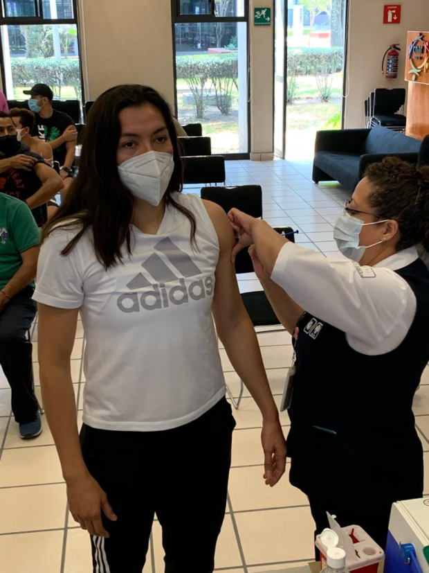 María Espinoza, en el momento en el que recibe la primera dosis de la vacuna Sputnik V.