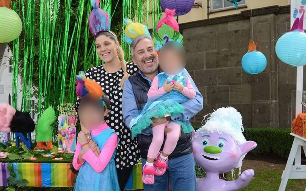 Natalia Alcocer de Survivor México 2021 y Juan José Chimal con sus hijas