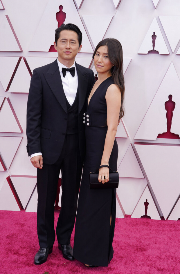 Steven Yeun con su esposa Joana Pak.