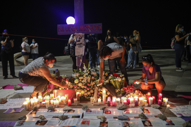 Familiares, amigos y manifestantes colocaron una ofrenda para Monserrat Bendimes, víctima de feminicidio en Boca del Río, Veracruz.