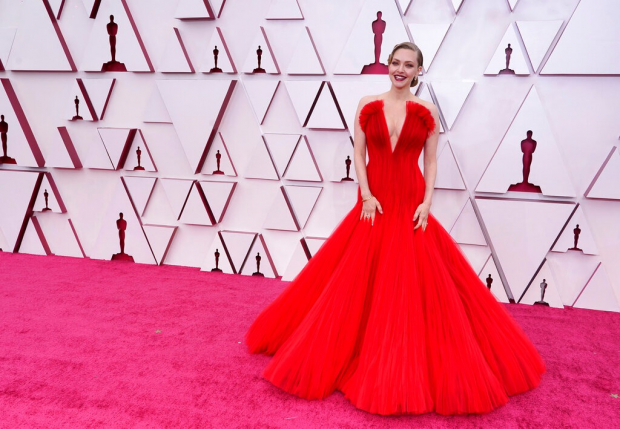 Amanda Seyfried posa en la alfombra de los Premios Oscar 2021.