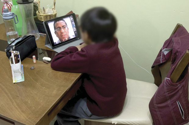 Un menor toma clases virtuales desde su domicilio en la Ciudad de México, en enero pasado.