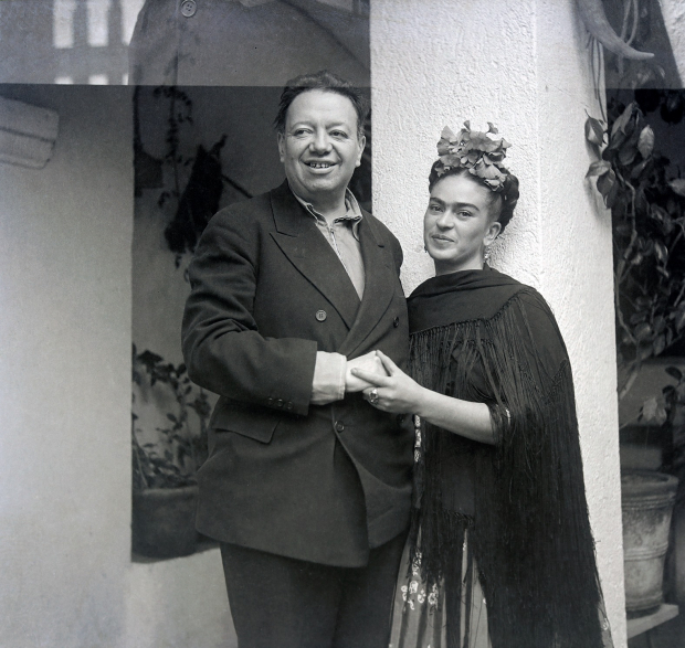 Diego Rivera y Frida Kahlo, en 1937. Archivo Miguel y Rosa Covarrubias de la Casa-Estudio Luis Barragán.
