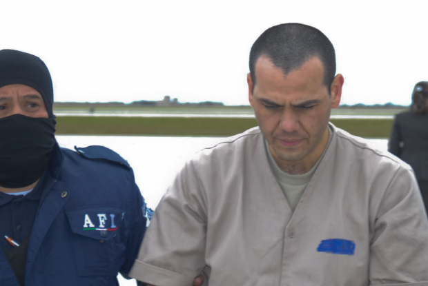 Vicente Zambada, al ser extraditado a EU en febrero de 2010.