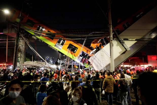 Los vagones del Metro que  cayeron al colapsar la estructura de la llamada Línea Dorada, que pasa encima de la avenida Tláhuac.