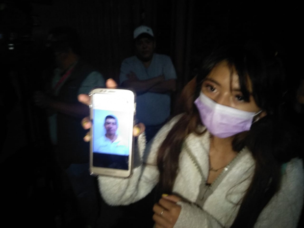 La hija de Sergio muestra una foto de su papá.