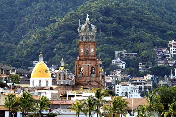 Iglesia de Nuestra Señora de Guadalupe. Es uno de los emblemas de la ciudad y está ubicada en el centro de Puerto Vallarta. Fue construida entre 1930 y 1940, sobre los cimientos originales de una capilla de dedicada a la Señora de Guadalupe en 1901.