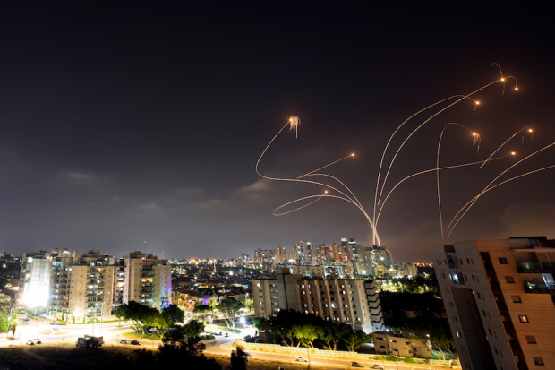 Escudo antimisiles intercepta uno de los cohetes lanzados por Hamas, ayer.
