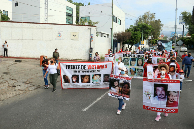 El Frente de Víctimas de Morelos se manifestó frente a la Fiscalía en Cuernavaca.