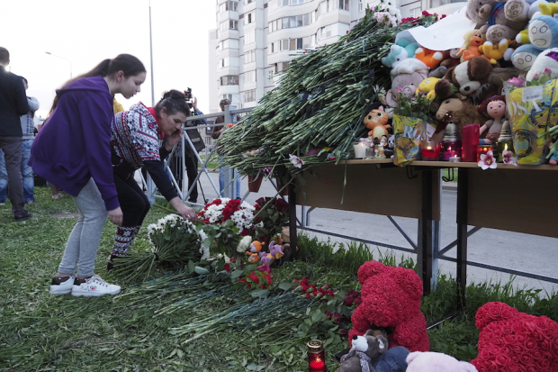 Pobladores colocan flores y peluches en memoria de las víctimas de la masacre de ayer, en Kazán.