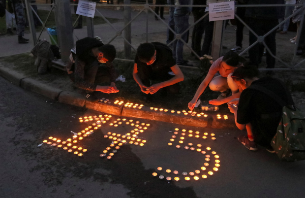 Compañeros de los fallecidos encendieron velas para formar el número 175, que identifica al colegio.