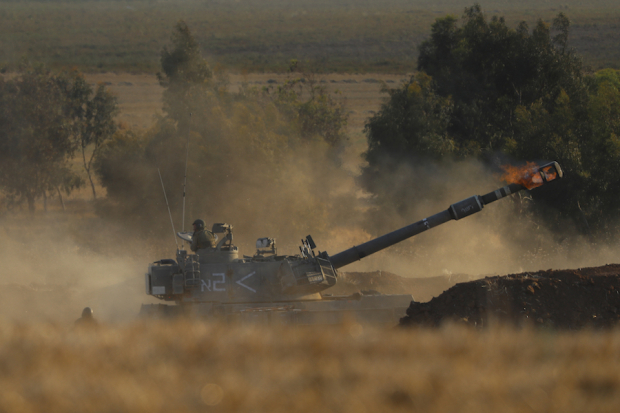 Fuerzas Armadas de Israel disparan contra objetivos islámicos desde un vehículo pesado, desde la Franja de Gaza, ayer.